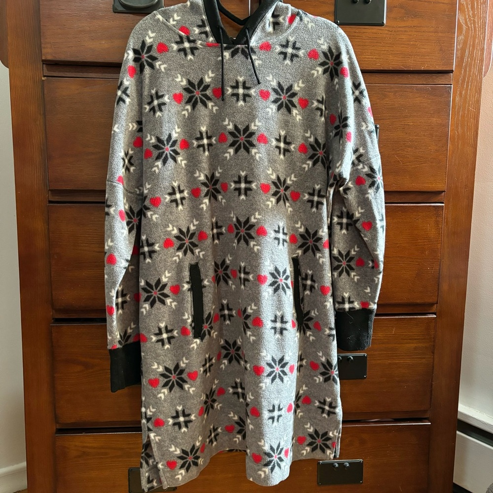 Snowflakes and Hearts Fleece Hooded Winter Lounge PJ Buffalo David Bitton Large